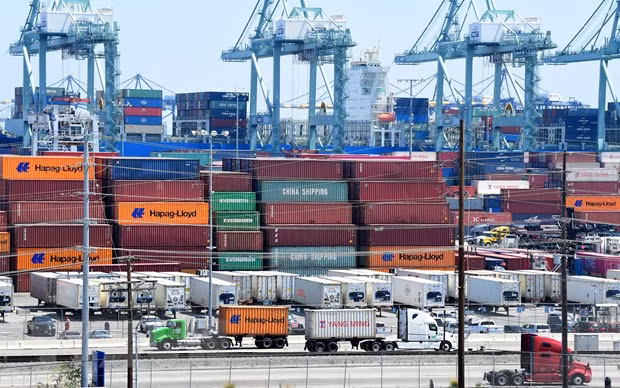 Bốc dỡ container hàng hóa tại cảng Long Beach, California, Mỹ. (Ảnh: TTXVN)