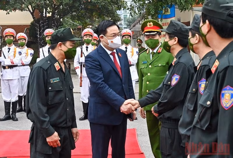 Chủ tịch Quốc hội Vương Đình Huệ với cán bộ chỉ huy Bộ Tư lệnh Cảnh sát cơ động. (Ảnh: Duy Linh)