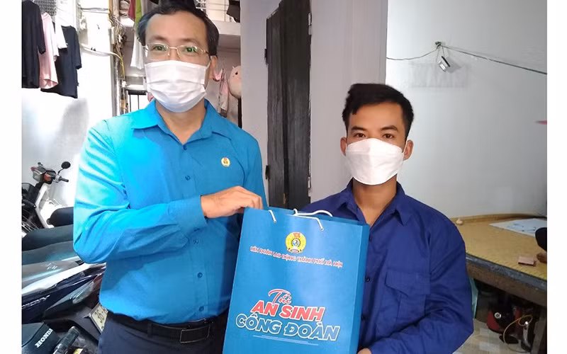Công đoàn Tổng công ty Vận tải Hà Nội tặng quà cho người lao động có hoàn cảnh khó khăn.