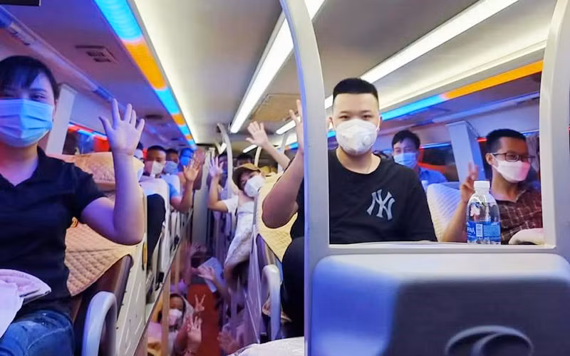 Các y, bác sĩ vui vẻ lên đường nhận nhiệm vụ.
