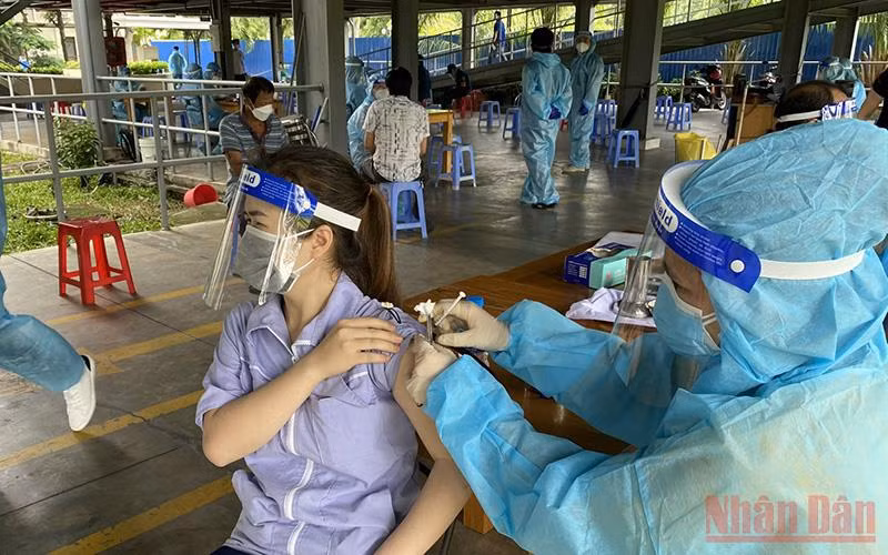 Tiêm vaccine cho công nhân KCX Tân Thuận vào sáng 15/8