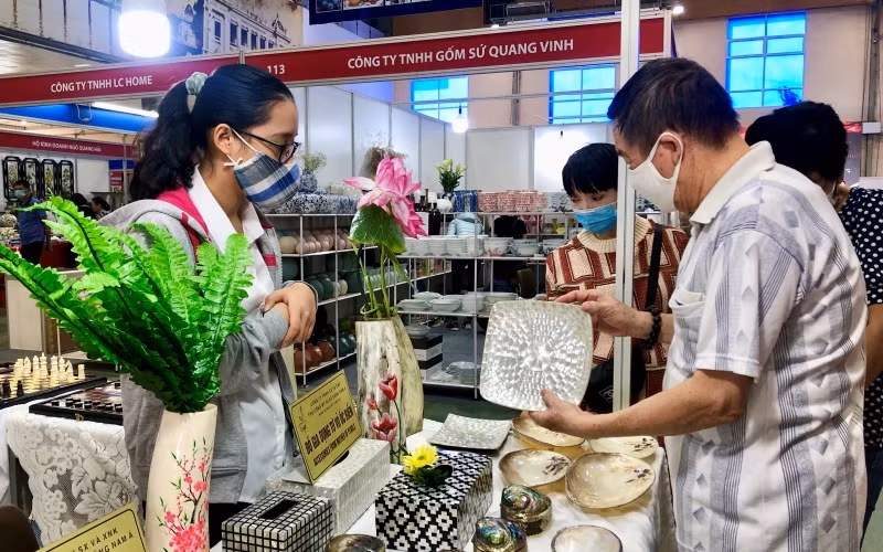 Hà Nội tổ chức hội chợ, triển lãm hàng thủ công mỹ nghệ để tìm kiếm đầu ra cho sản xuất làng nghề, trong bối cảnh xuất khẩu đang gặp khó khăn do thiếu đơn hàng.