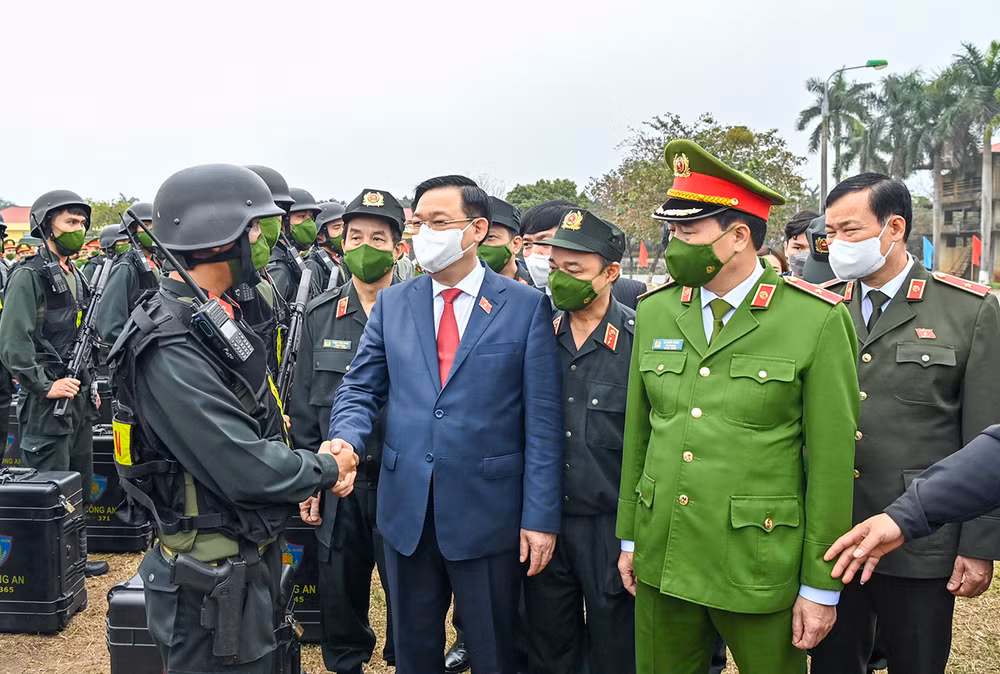 Chủ tịch Quốc hội Vương Đình Huệ thăm, chúc Tết lực lượng vũ trang tại Hà Nội -4