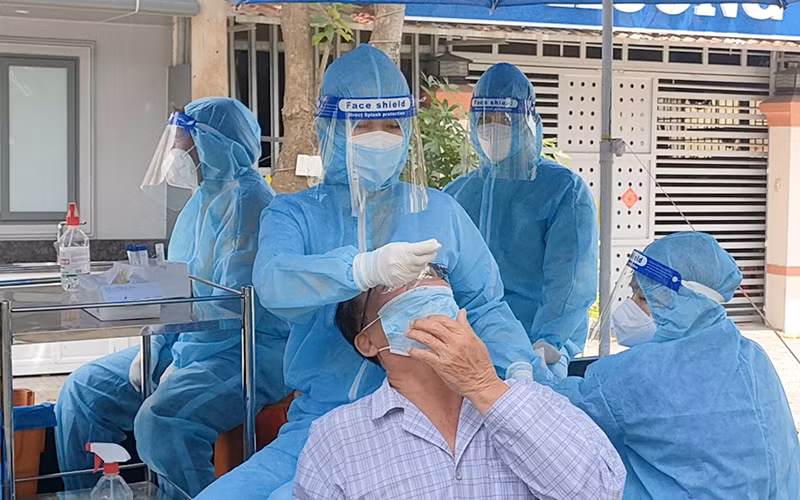 Thực hiện test sàng lọc cho người dân ở TP Cao Lãnh, tỉnh Đồng Tháp. (Ảnh tư liệu)