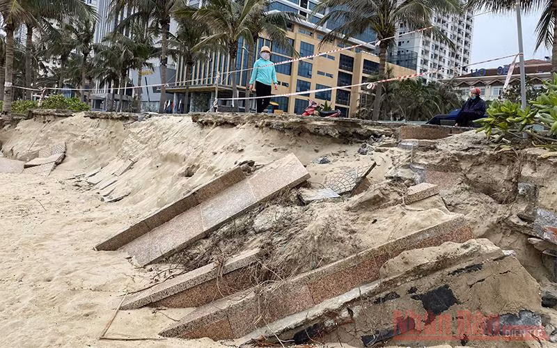 Hiện trạng sạt lở bãi biển Đà Nẵng.
