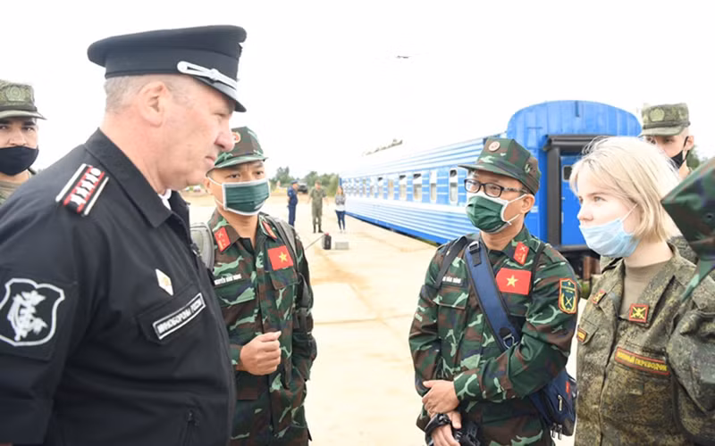Đại tá Yushkov, cán bộ phụ trách báo chí và thông tin của Bộ Quốc phòng Nga trao đổi với phóng viên báo chí Việt Nam. Ảnh: TRỌNG HẢI