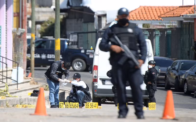 Cảnh sát làm việc tại hiện trường xả súng tại Coatepec Harinas, Mexico, ngày 19/3/2021. (Ảnh: Reuters)