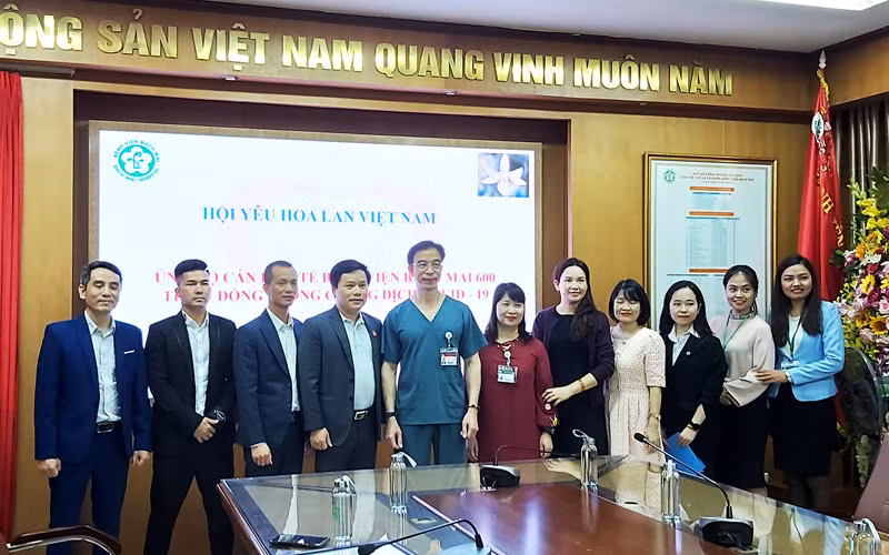 Đại diện Hội yêu hoa lan trao tặng 600 triệu cho lãnh đạo bệnh viện Bạch Mai.
