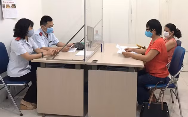 Thanh tra Sở Thông tin và Truyền thông Hà Nội xử phạt cá nhân vi phạm. (Ảnh: TTTT)