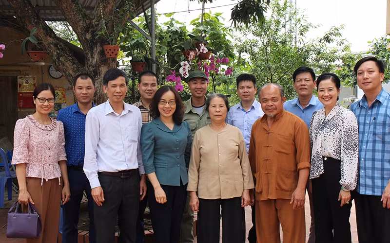 Bà Nguyễn Thị Kim Anh (áo xanh, hàng đầu), Vụ trưởng Pháp chế, Bộ NN-PTNT thăm mô hình sản xuất liên kết chăn nuôi thỏ New Zealand tại thôn Định Cương, xã Xuân Lai, huyện Gia Bình, tỉnh Bắc Ninh.