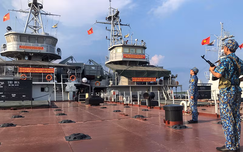 Quân nhân Lữ đoàn 125 thực hiện nghi lễ chào cờ trước khi lên tàu. Ảnh: TÀI CHÁNH