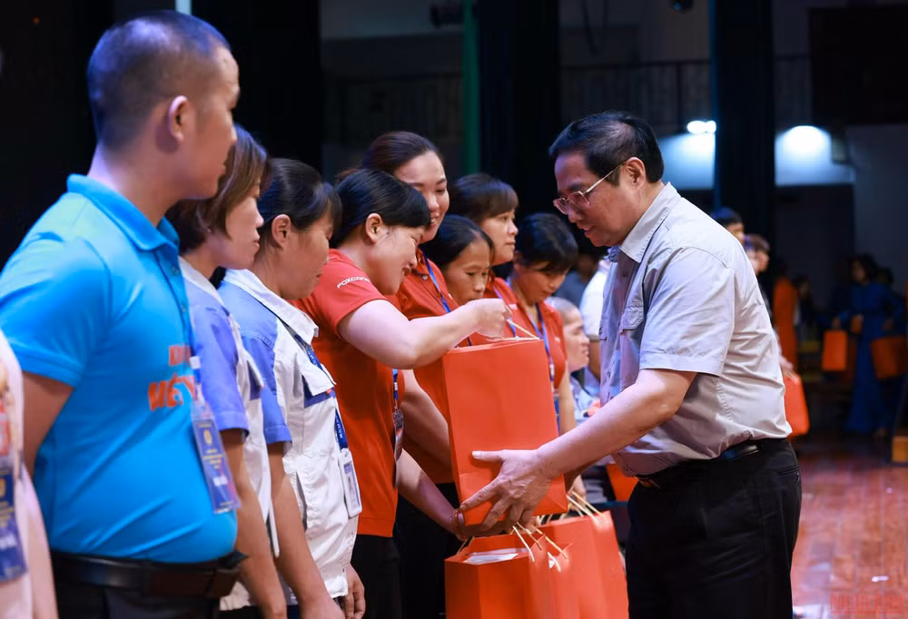 Thủ tướng Chính phủ Phạm Minh Chính gặp gỡ đối thoại với công nhân lao động năm 2022 -0