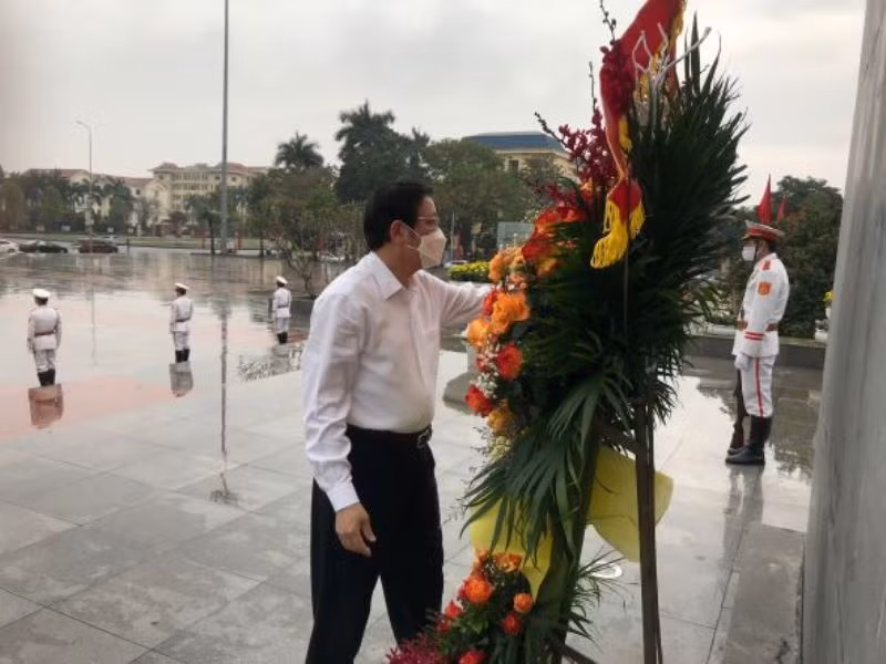 Trưởng Ban Nội chính Trung ương Phan Đình Trạc cùng đoàn công tác Ban Nội chính Trung ương dâng hoa tại Tượng đài Tổng Bí thư Nguyễn Văn Linh.