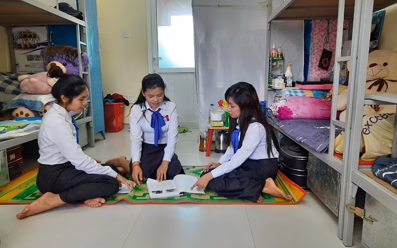 Các lưu học sinh sum vầy bên nhau, chia sẻ yêu thương, háo hức chờ đón Tết Việt.