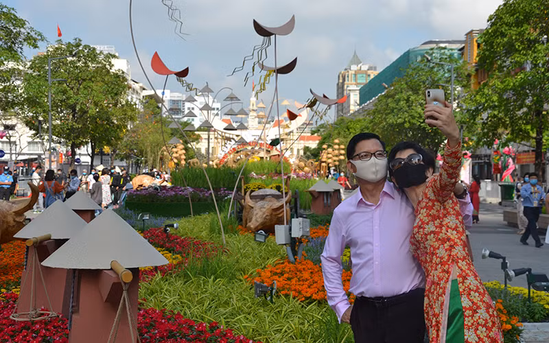 Người dân đeo khẩu trang suốt thời gian tham quan tại Đường hoa.