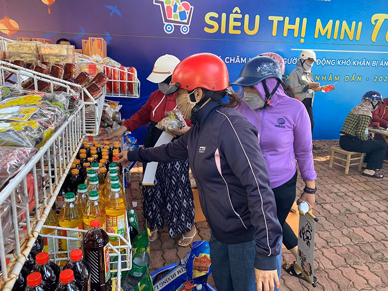 “Siêu thị mini Tết 0 đồng” giúp người lao động khó khăn ở Đắk Lắk đón Tết đầm ấm -0