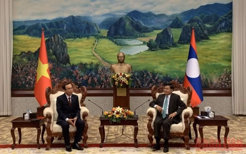 Tổng Bí thư, Chủ tịch nước Lào Thongloun Sisoulith (phải) tiếp đồng chí Nguyễn Văn Nên chiều 26/5. (Ảnh: Xuân Sơn)