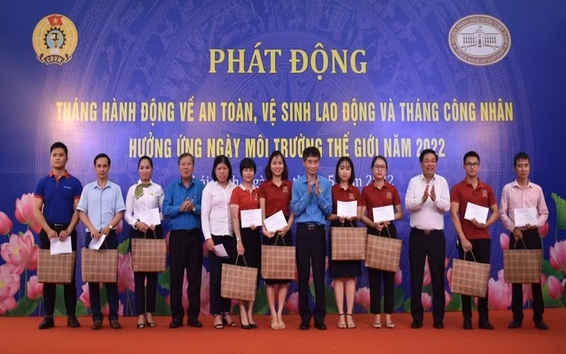 Trao 50 suất quà cho các cá nhân có hoàn cảnh khó khăn ngành ngân hàng tỉnh Thái Bình.