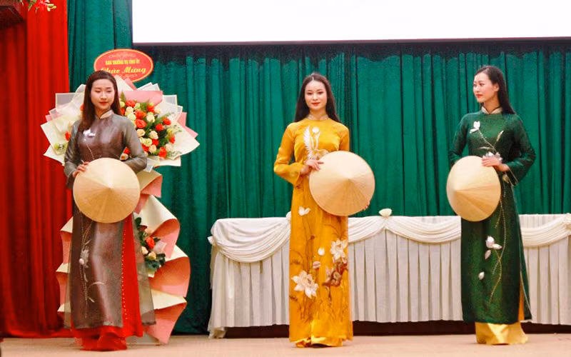 Hoạt động trình diễn áo dài truyền thống.