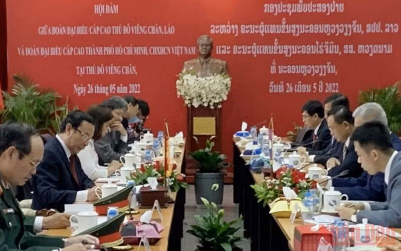 Hội đàm giữa đoàn đại biểu cấp cao Thành phố Hồ Chí Minh với đoàn đại biểu cấp cao thủ đô Vientiane, ngày 26/5. (Ảnh: Xuân Sơn)