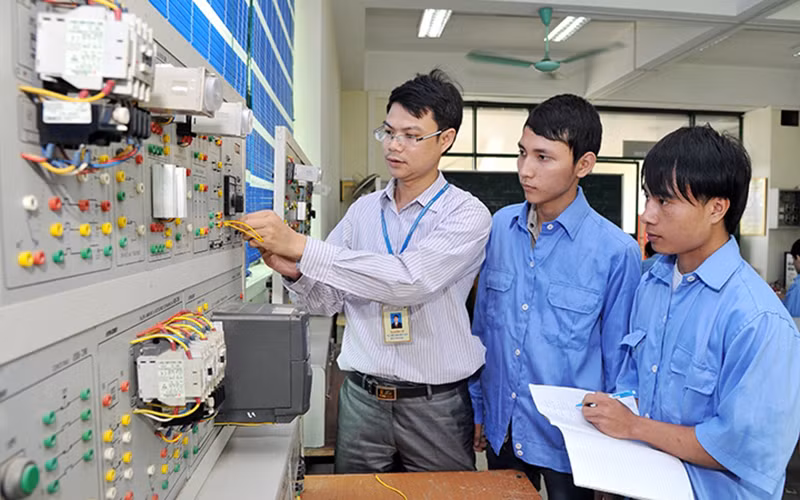 Giờ thực hành của sinh viên Trường đại học Sư phạm kỹ thuật Nam Ðịnh. (Ảnh: Quang Minh)