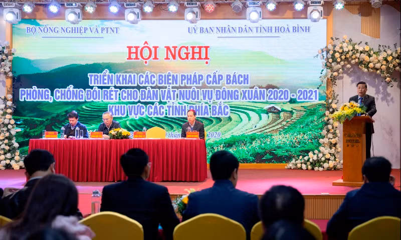 Đồng chí Đinh Công Sứ, Phó Chủ tịch UBND tỉnh Hòa Bình phát biểu tại hội nghị.