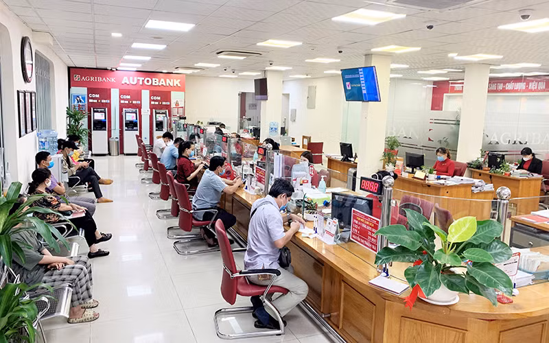 Khách hàng giao dịch tại một chi nhánh Agribank.