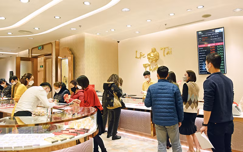 Nhiều người dân đi mua vàng nhân ngày vía Thần Tài. 