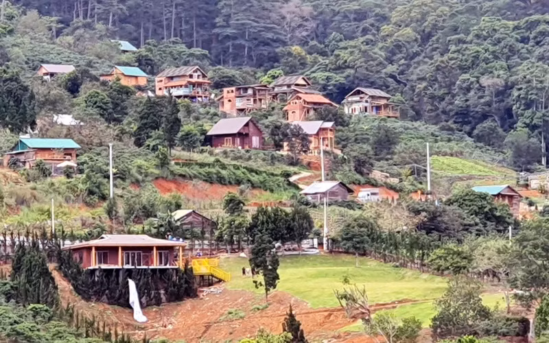 “Làng biệt thự” xây dựng trái phép trên đất lâm nghiệp.