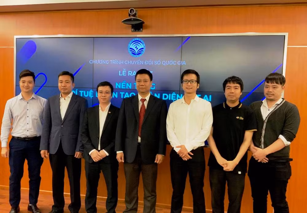 Đội ngũ phát triển Nền tảng trí tuệ nhân tạo toàn diện FPT.AI cùng Phó Cục trưởng Cục Tin học hóa Đỗ Công Anh (ở giữa) trong lễ ra mắt.