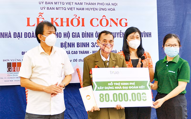 Lãnh đạo MTTQ Việt Nam thành phố Hà Nội và đại diện nhà tài trợ trao kinh phí hỗ trợ xây dựng nhà đại đoàn kết cho gia đình ông Nguyễn Ngọc Vĩnh ở thôn Tử Dương, xã Cao Thành (huyện Ứng Hòa). Ảnh: VƯƠNG VÂN