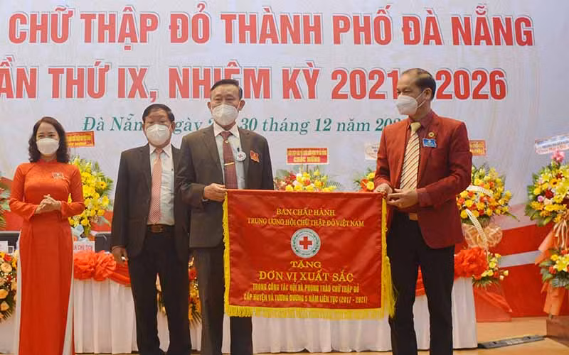 Hội Chữ thập đỏ quận Cẩm Lệ vinh dự được nhận Cờ thi đua.