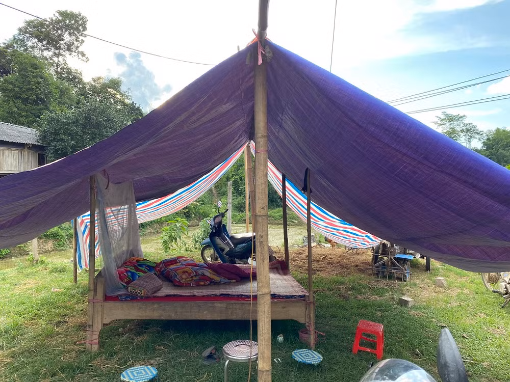 Một số hộ dân ở Mộc Châu do lo sợ động đất đã dựng lều tạm cạnh nhà để ở. Ảnh: Cục Ứng phó và Khắc phục hậu quả thiên tai.