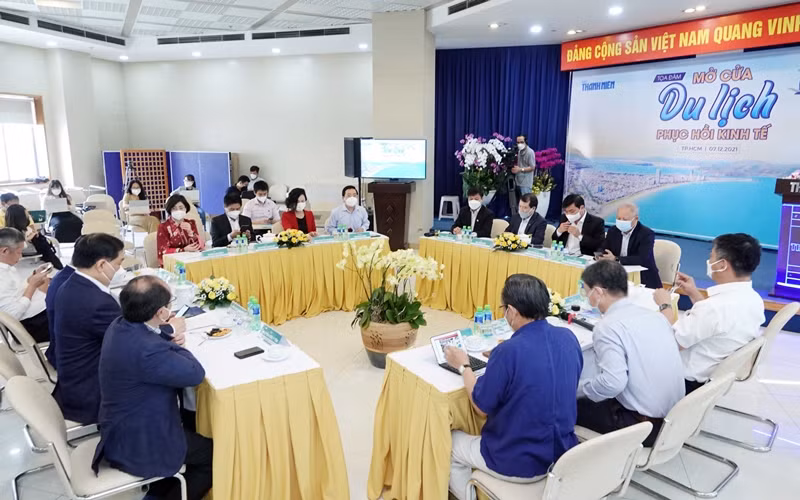 Tọa đàm trực tuyến với chủ đề "Mở cửa du lịch, phục hồi kinh tế", sáng 7/12.