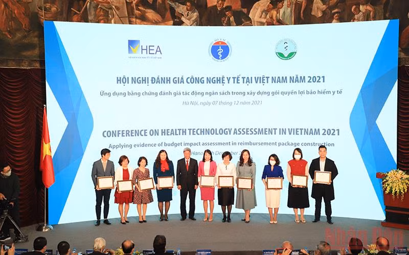 Thứ trưởng Y tế Nguyễn Trường Sơn trao chứng nhận cho các báo cáo viên trong nước.