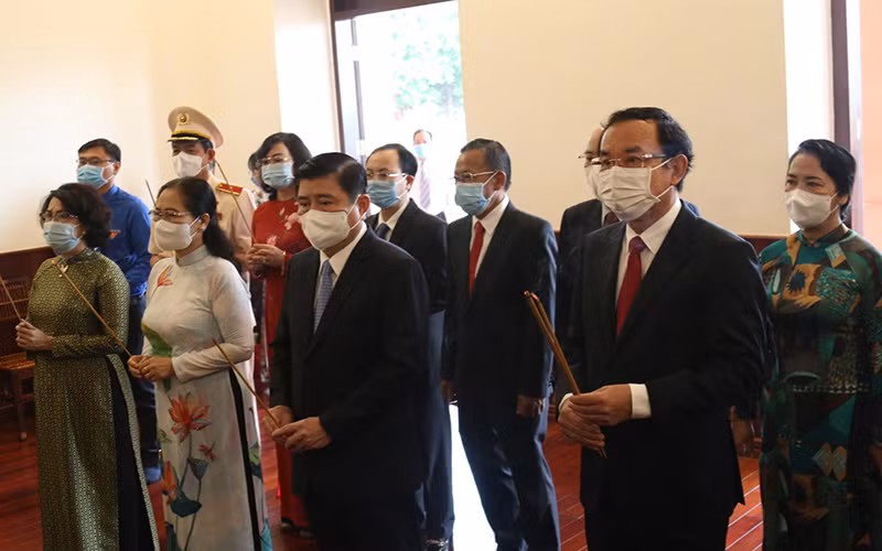 Các đại biểu dâng hương tưởng niệm Chủ tịch Hồ Chí Minh.