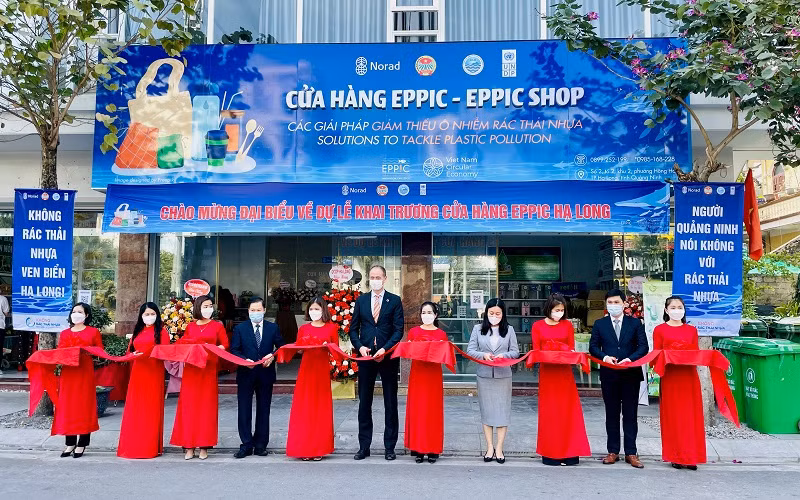 Các đại biểu cắt băng khai trương EPPIC Shop tại TP Hạ Long, tỉnh Quảng Ninh. (Ảnh: UNDP)
