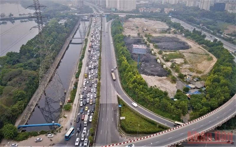 Đường cao tốc Pháp Vân-Cầu Giẽ khu vực Pháp Vân thường xuyên ùn tắc.