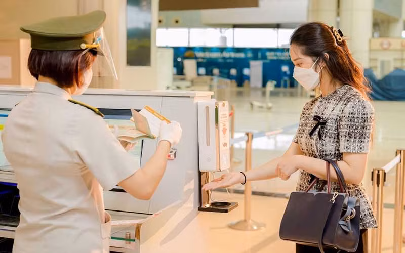 Máy đo thân nhiệt kết hợp khử khuẩn tay tại điểm kiểm tra an ninh và cửa ra tàu bay. (Ảnh: NIA)