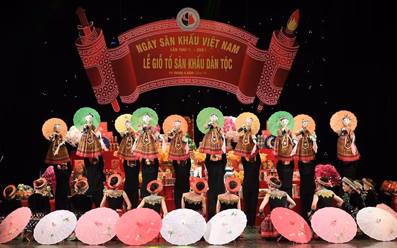 Tiết mục biểu diễn của các nghệ sĩ Nhà hát múa rối Việt Nam tại lễ Giỗ Tổ nghề sân khấu Việt Nam. Ảnh: HÀ PHƯƠNG