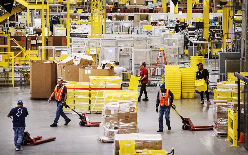 Một trung tâm xử lý đơn hàng của Amazon tại Mỹ. Ảnh: Bloomberg