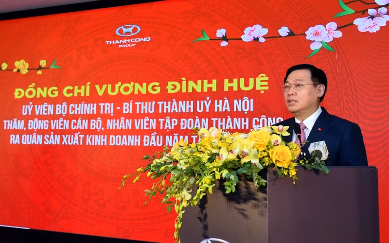 Đồng chí Vương Đình Huệ, Ủy viên Bộ Chính trị, Bí thư Thành ủy phát biểu đông viên cán bộ, nhân viên Tập đoàn Thành Công nhân dịp đầu xuân Tân Sửu.