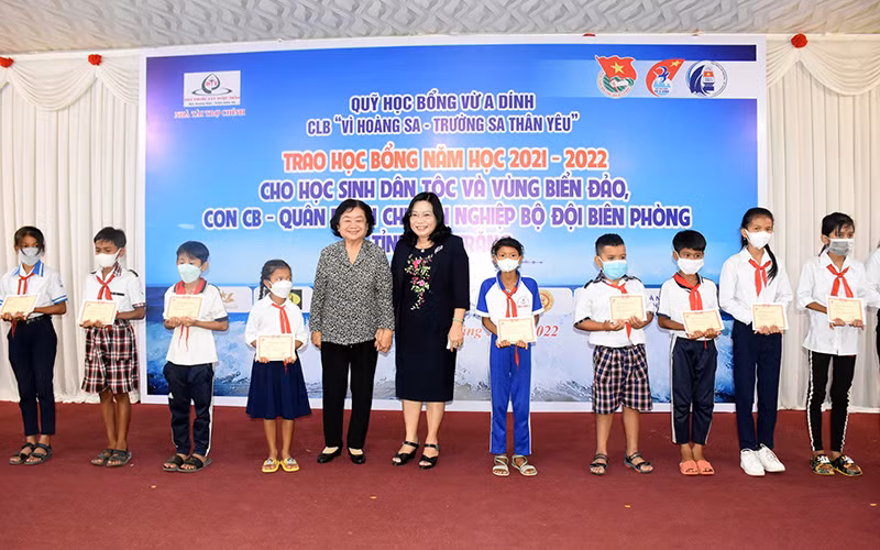 Đồng chí Trương Mỹ Hoa, Nguyên Bí thư Trung ương Đảng, nguyên Phó Chủ tịch nước và đồng chí Hồ Thị Cẩm Đào, Phó Bí thư Thường trực Tỉnh ủy Sóc Trăng trao học bổng cho các em học sinh.