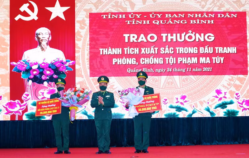 Bộ trưởng Quốc phòng tặng thưởng các đơn vị phá án.