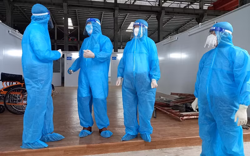 Đoàn công tác khảo sát Bệnh viện dã chiến 16 để tiến hành thành lập Trung tâm hồi sức Covid-19. (Ảnh: HVĐ)