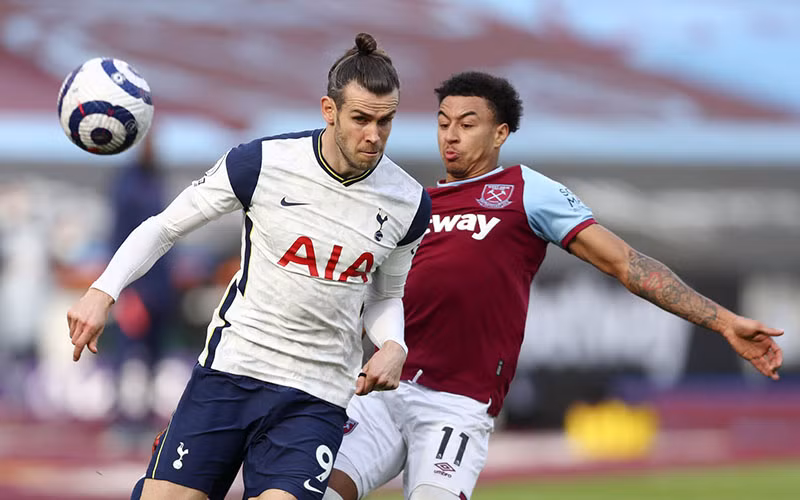 J. Lingard (áo sẫm) chơi xuất sắc, ghi bàn giúp West Ham thắng 2-1.