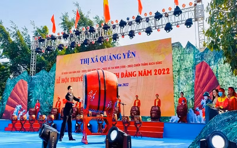 Lãnh đạo thị xã Quảng Yên gióng trống khai Hội truyền thống Bạch Đằng năm 2022.