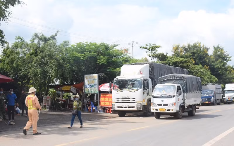 Tăng cường công tác kiểm tra người và phương tiện tại chốt cầu 110, giáp ranh giữa Gia Lai và Đắk Lắk.