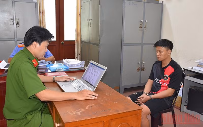 Đối tượng Võ Hoàng Khang tại cơ quan công an. 