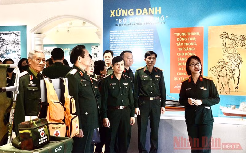 Các đại biểu và khách tham quan nghe thuyết minh tại triển lãm.
